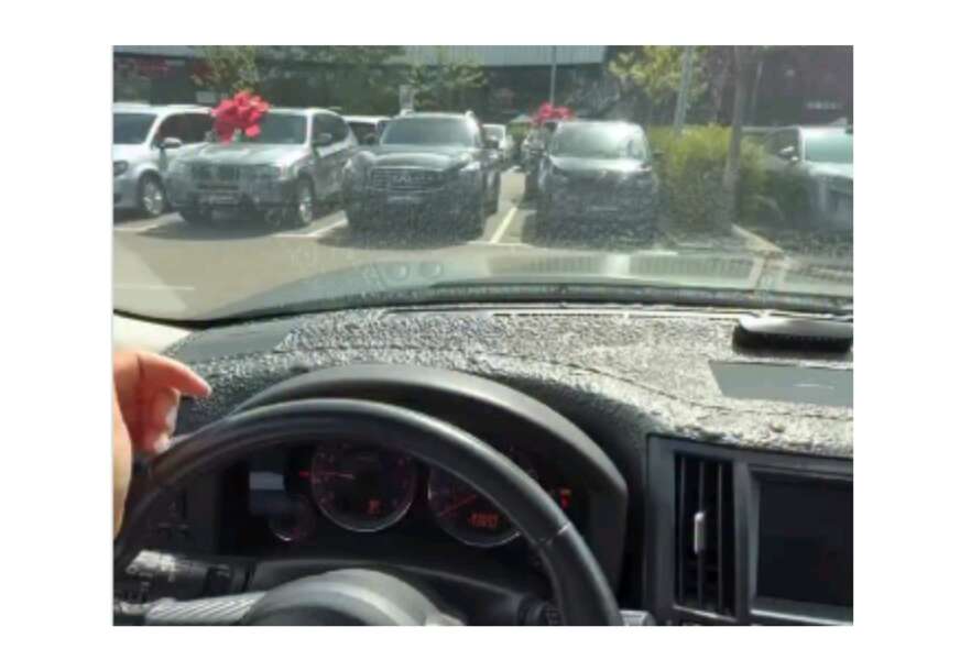 (VIDEO) Toplotni talas pokazao svoju snagu: Sunce "istopilo" automobil, pogledajte prizor koji je mnoge ostavio BEZ RIJEČI
