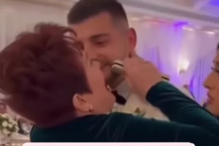 (VIDEO) "Niko te ne voli kao ja, ZAPAMTI TO" Majka na sinovljevom vjenčanju zgrabila mikrofon, pa šokirala govorom