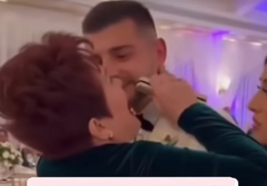 majka i sin na vjenčanju