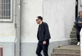 (FOTO) Kasper opet DOŠAO U POSJETU Mini Kostić: Nosi pune kese i zabrinuto gleda u daljinu