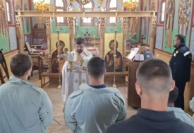 (VIDEO) „Zatvor nije težak, teški su zatvorenici“ Sveštenik već 13 godina pomaže maloljetnim osuđenicima da pronađu NOVI PUT u životu