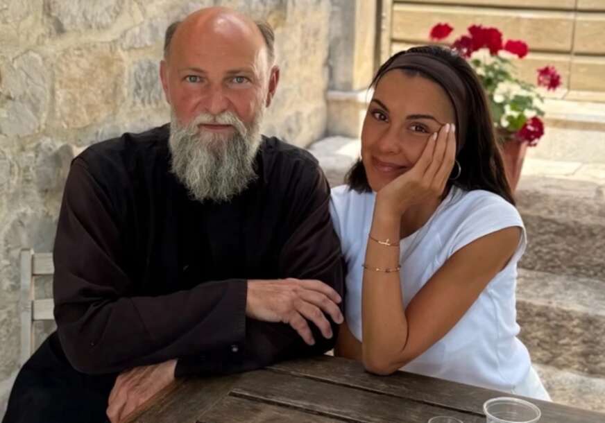 (FOTO) "Duša na mjestu" Dragana Mićalović POSJETILA MANASTIR i susrela se sa ocem Jovanom, prizor iz svetinje oduševio pratioce