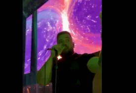 (VIDEO) "Počećemo od nas, ko koliko može" Pjevač prekinuo nastup zbog pomoći malom Stefanu