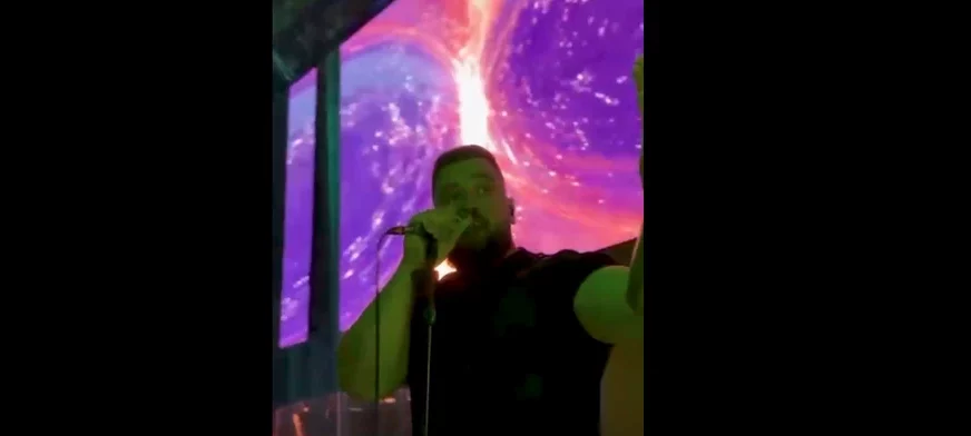 (VIDEO) "Počećemo od nas, ko koliko može" Pjevač prekinuo nastup zbog pomoći malom Stefanu