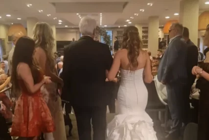 (VIDEO) OŽENIO SE SIN DIREKTORA "GRANDA" Mlada blista u vjenčanici, zakleli se na vječnu ljubav