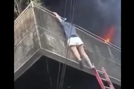 (VIDEO) HEROJSKI ČIN Vlasnica usred požara spasila dva psa i oduševila svijet