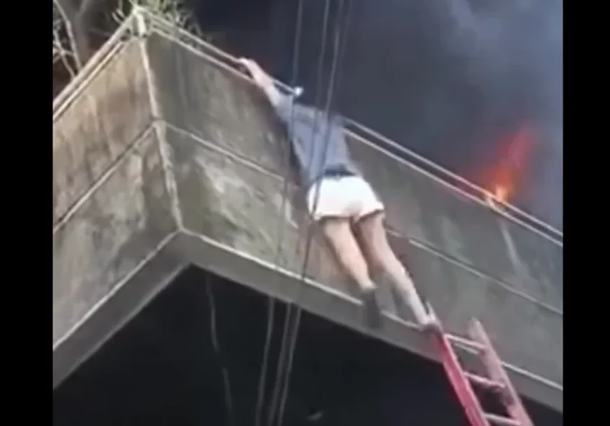 (VIDEO) HEROJSKI ČIN Vlasnica usred požara spasila dva psa i oduševila svijet