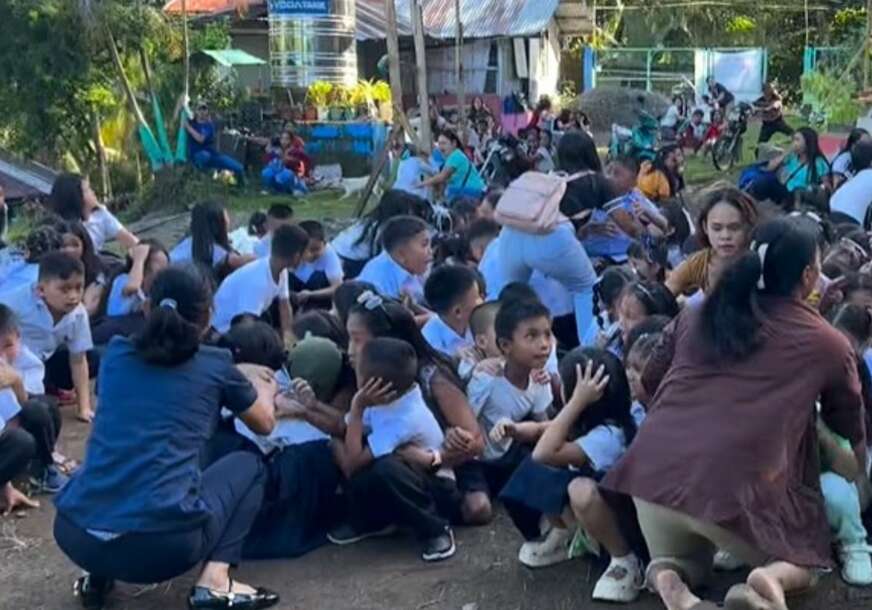 (VIDEO) DJECA ČUČE, TLO SE TRESE, A OBJEKAT SE OBRUŠAVA Jeziv snimak zemljotresa na Filipinima, raste broj mrtvih