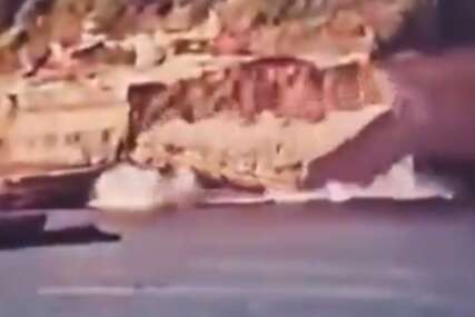 (VIDEO) "Zvučalo je kao UDAR GROMA" Urušila se litica na popularnoj plaži, jedna žena poginula, traga se za roniocem