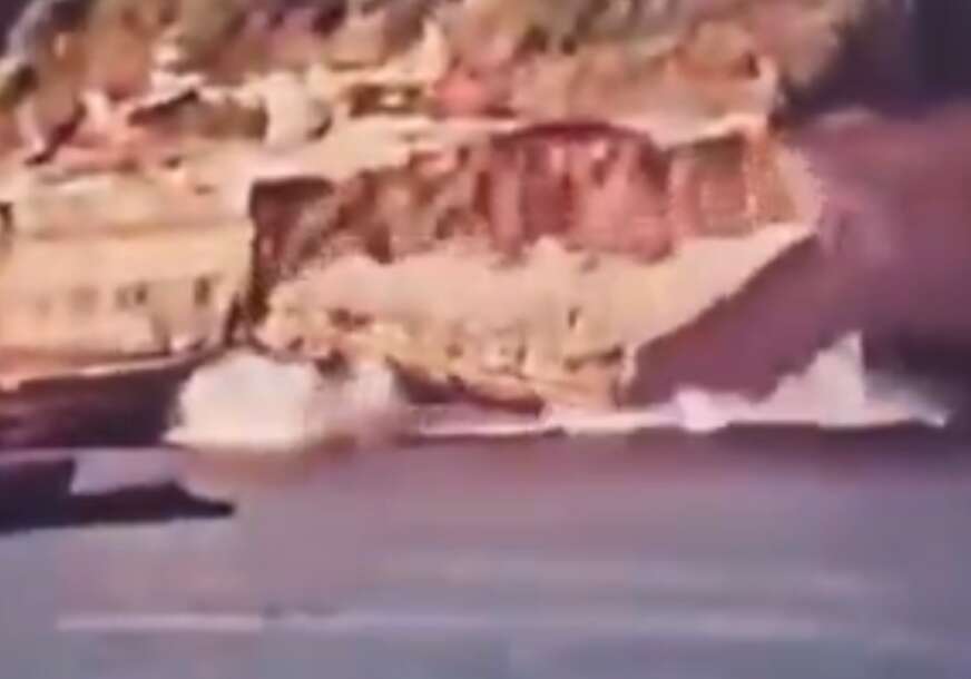 (VIDEO) "Zvučalo je kao UDAR GROMA" Urušila se litica na popularnoj plaži, jedna žena poginula, traga se za roniocem