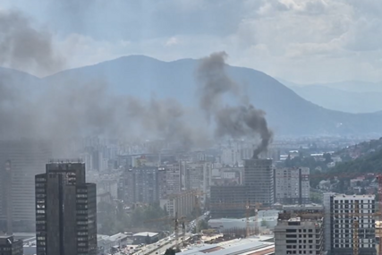 (VIDEO) DRAMA Veliki požar buknuo u Sarajevu, vatrogasci na terenu