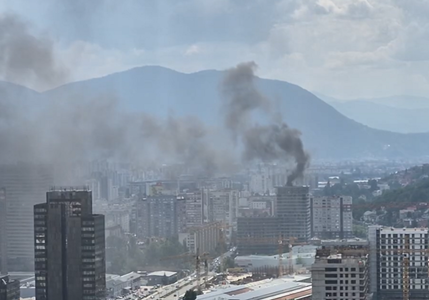 (VIDEO) DRAMA Veliki požar buknuo u Sarajevu, vatrogasci na terenu