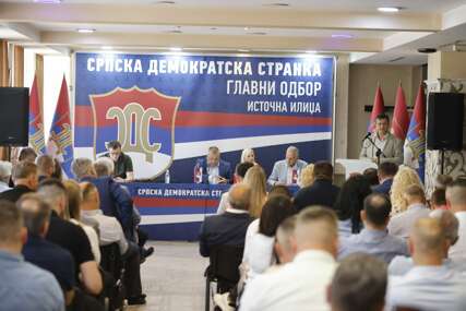 (FOTO) Blanuša kandidat za predsjednika: Završena sjednica GO SDS, ali komentari ne jenjavaju, evo koga proziva Ljubiša Petrović