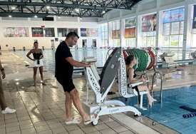 (FOTO) Zahvaljujući mobilnom liftu: Gradski olimpijski bazen pristupačniji OSOBAMA SA INVALIDITETOM