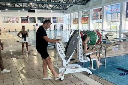 (FOTO) Zahvaljujući mobilnom liftu: Gradski olimpijski bazen pristupačniji OSOBAMA SA INVALIDITETOM