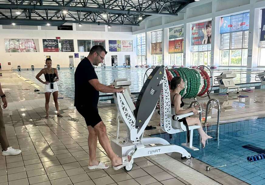 (FOTO) Zahvaljujući mobilnom liftu: Gradski olimpijski bazen pristupačniji OSOBAMA SA INVALIDITETOM