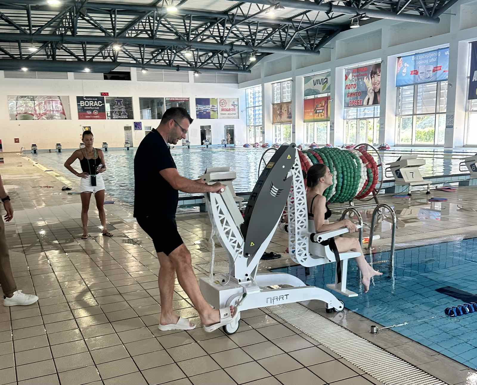 (FOTO) Zahvaljujući mobilnom liftu: Gradski olimpijski bazen pristupačniji OSOBAMA SA INVALIDITETOM