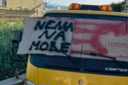 “Više nikad nećete tu prolaziti autima"  Kamionom blokirao ulicu u Hvaru, građani u panici