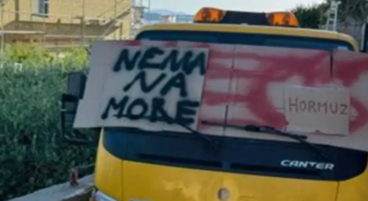 “Više nikad nećete tu prolaziti autima"  Kamionom blokirao ulicu u Hvaru, građani u panici
