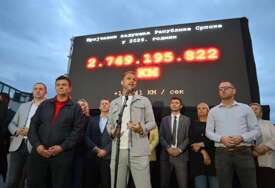 (FOTO) "Skinite se narodu sa grbače" Lideri opozicije na Trgu Krajine postavili brojčanik zaduženja Republike Srpske, cifra frapantna