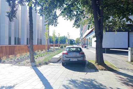 (FOTO) SAV RASKOŠ BAHATOSTI Pogledajte kako se "besplatno" parkira u pješačkoj zoni u centru Banjaluke