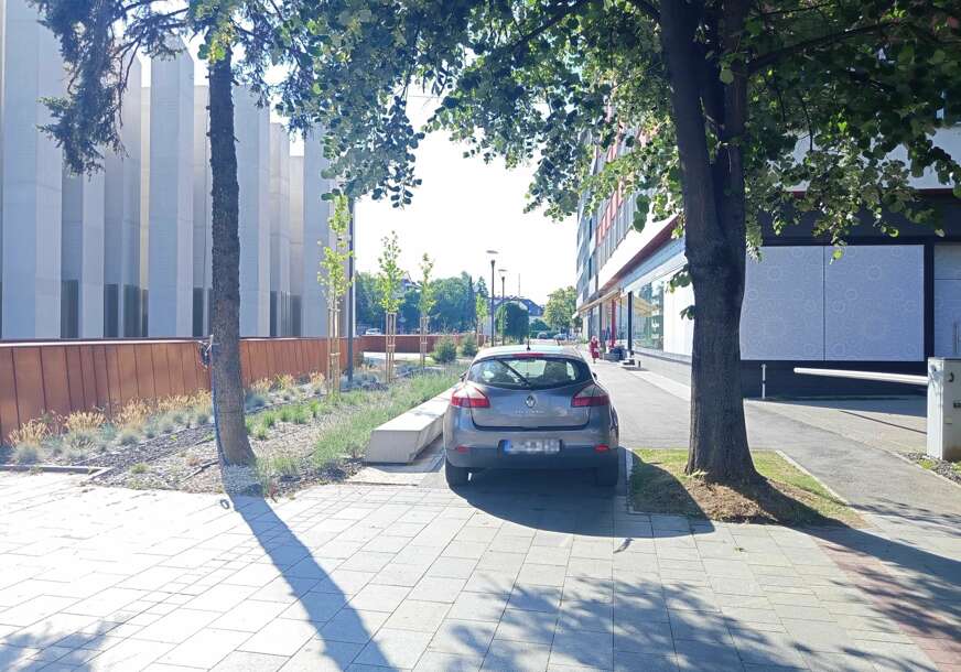 (FOTO) SAV RASKOŠ BAHATOSTI Pogledajte kako se "besplatno" parkira u pješačkoj zoni u centru Banjaluke