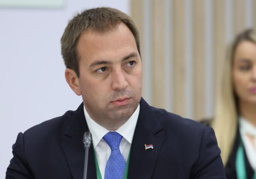 "SRAMNI VANDALIZAM" Selak najoštrije osudio paljenje zastave Republike Srpske