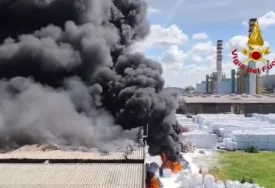 (VIDEO) Vatra guta sve pred sobom: Gori hemijsko postrojenje u Italiji, crni, gusti dim vidi se i sa velike udaljenosti
