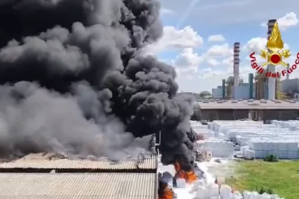 (VIDEO) Vatra guta sve pred sobom: Gori hemijsko postrojenje u Italiji, crni, gusti dim vidi se i sa velike udaljenosti