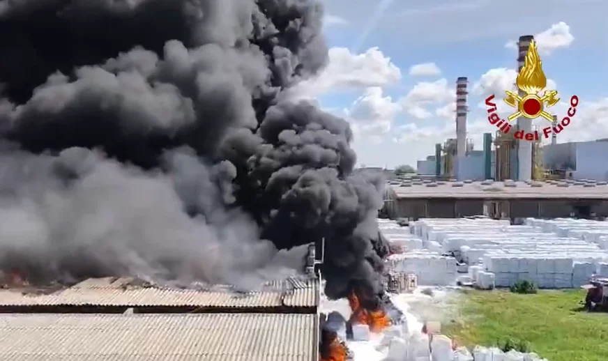 (VIDEO) Vatra guta sve pred sobom: Gori hemijsko postrojenje u Italiji, crni, gusti dim vidi se i sa velike udaljenosti