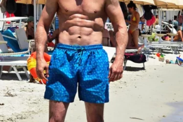 (FOTO) TIGAR POZIRA U KUPAĆEM Dečko Jovane Jeremić pokazao mišiće na plaži