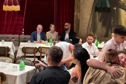 (VIDEO) Cijepali mu majicu i donosili poklone: Joca Stefanović napravio feštu povodom ROĐENJA SINA, okupio estradu