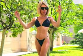 (FOTO) "DOMINANTNA - GORJEĆEŠ, A NISAM TE NI TAKLA" Jovana Jeremić se skinula, u crnom bikiniju i na štiklama zapalila mreže, pa uslikala fana koji je nosio odjeću sa NJENIM LIKOM