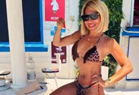 (FOTO) Uživa sa Tigrom u Italiji: Jovana Jeremić u TIGRASTOM BIKINIJU pije kafu, a evo šta joj lokalci kažu kada čuju ODAKLE JE