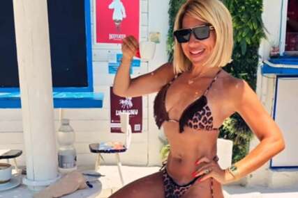 (FOTO) Uživa sa Tigrom u Italiji: Jovana Jeremić u TIGRASTOM BIKINIJU pije kafu, a evo šta joj lokalci kažu kada čuju ODAKLE JE