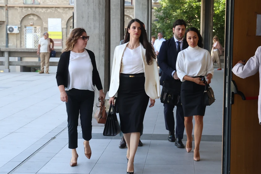 (VIDEO) MILJANA KECMANOVIĆ OČI U OČI SA PORODICAMA ŽRTAVA Napeto u hodnicima suda, poznato koliko godina zatvora su dobili roditelji dječaka ubice
