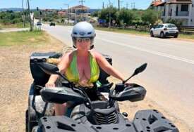 (FOTO) KO IMA HRABROSTI, NEKA POGLEDA Maja Nikolić na kvadu u kupaćem sa ogromnim dekolteom, stavila kacigu, a obline sijevaju