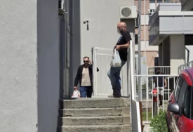 (FOTO) Priča na telefon, a na licu briga: Kasper došao kod Mine Kostić u "Lazu", u ruci nosi ogromnu, punu kesu