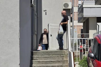 (FOTO) Priča na telefon, a na licu briga: Kasper došao kod Mine Kostić u "Lazu", u ruci nosi ogromnu, punu kesu