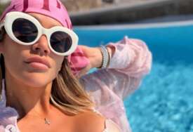 (FOTO) Pije šampanjac u bikiniju u obliku školjki: Marija Mikić SLAVI ROĐENDAN na Mikonosu, pokazala kako uživa