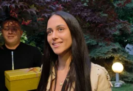 (VIDEO) "Ugrađen mi je stent prije 10 dana" Pjevačica (29) u javnosti prvi put nakon intervencije na srcu