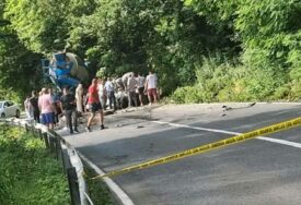 (FOTO Detalji teške nesreće kod Čelinca: U sudaru 2 automobila i kamiona POVRIJEĐENE 4 OSOBE