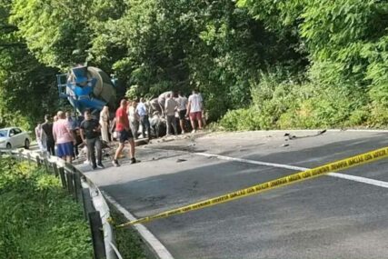 (FOTO Detalji teške nesreće kod Čelinca: U sudaru 2 automobila i kamiona POVRIJEĐENE 4 OSOBE