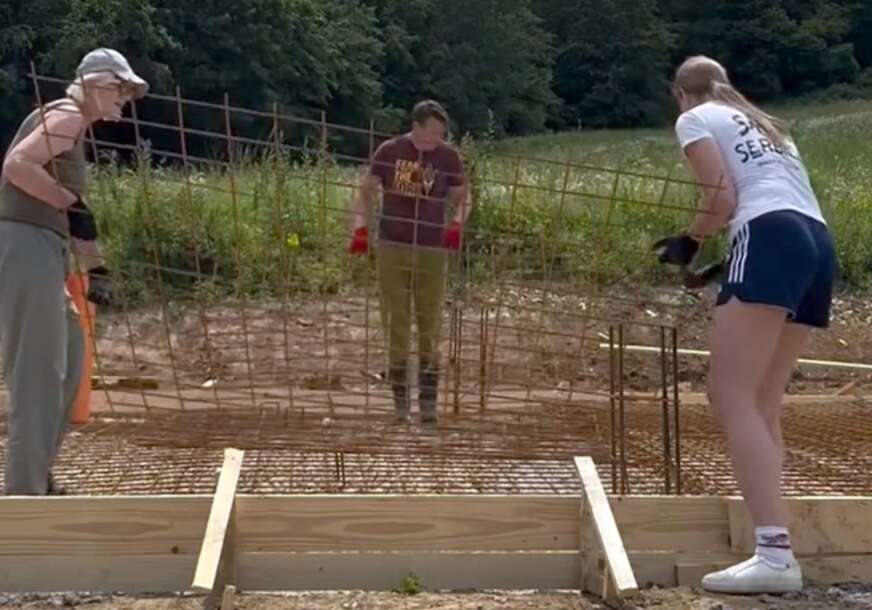 (VIDEO) Ima privatan biznis i odlično zarađuje: Glumac (44) SAM ZIDA KUĆU na selu, objavio snimak i sve oduševio