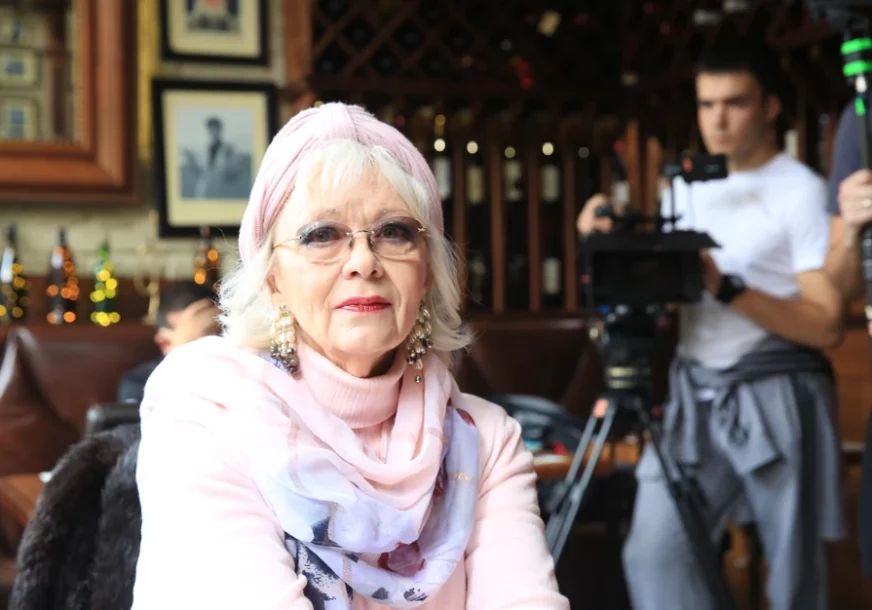 "OBJESILI SU ME O KAPIJU" Situacija u kojoj se našla Milena Dravić i danas se prepričava