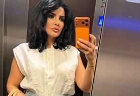 (FOTO) Svi gledaju u njenu skupocjenu torbicu: Milena Popović u šik izdanju, pokazala koliko prati trendove