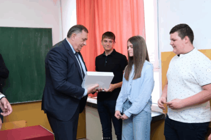 (FOTO) "Važno je promovisati uspjeh mladih ljudi" Dodik uručio informatičku opremu za troje uspješnih učenika