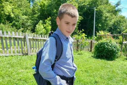 (FOTO) USPOMENA ZA CIJELI ŽIVOT Miloš učiteljici izvezao imena svih učenika i uklopio ornamente ZMIJANJSKOG VEZA