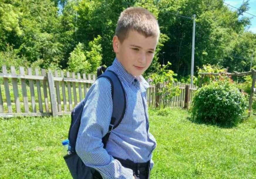 (FOTO) USPOMENA ZA CIJELI ŽIVOT Miloš učiteljici izvezao imena svih učenika i uklopio ornamente ZMIJANJSKOG VEZA