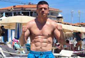 (FOTO) TIGAR POZIRA U KUPAĆEM Dečko Jovane Jeremić pokazao mišiće na plaži